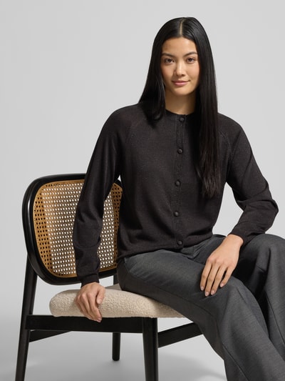Vrouwenmodel draagt schimmernder Cardigan aus Viskose-Mix Modell 'MOBBE' van B.Young in zwart, Regular Fit, rondhals, knoopsluiting, bovenlichaam close-up.