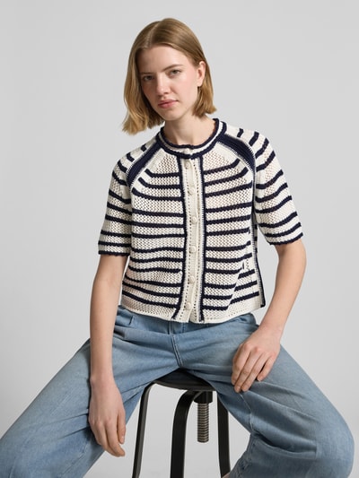 Frauenmodel trägt Strickjacke aus Baumwolle mit 1/2-Arm von Oui, cremeweiß mit navyblauen Streifen, Rundhalsausschnitt, Regular Fit, Nahaufnahme Oberkörper.