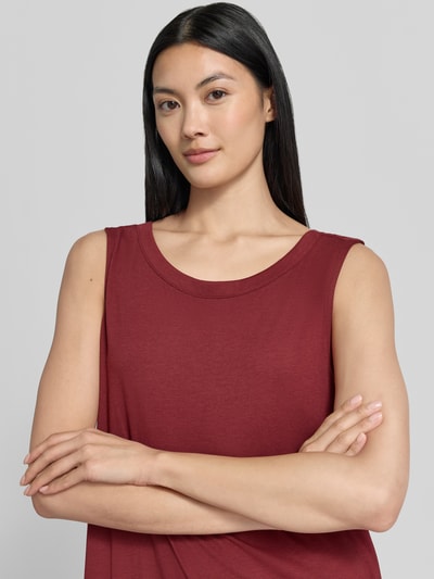 Frauenmodel trägt Relaxed Fit Freizeitkleid aus Baumwoll-Modal-Mix von s.Oliver RED LABEL, einfarbig bordeaux, Nahaufnahme Oberkörper.
