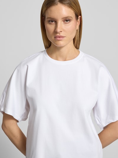 Modelka kobieca ma na sobie T-Shirt z okrągłym dekoltem Modell 'CELLULA' od MM by Max Mara, biała bawełna, krój relaxed fit, długość pleców S: 59 cm, zbliżenie na górną część ciała z przodu.