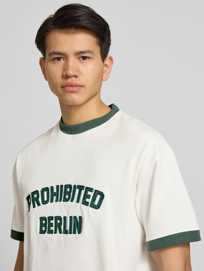 Männermodel trägt T-Shirt mit Label-Stitching Modell 'Rush' von PROHIBITED, Reine Baumwolle, Regular-Fit, Rundhalsausschnitt, Nahaufnahme Oberkörper.