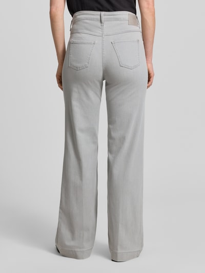Frauenmodel trägt Wide Fit Jeans mit Eingrifftaschen von MAC aus Baumwoll-Mix mit Modal-Anteil in hellem Grau, Ganzkörperansicht Rückansicht. Bundweite bei Größe 36/32: 40 cm, Innenbeinlänge: 82 cm.