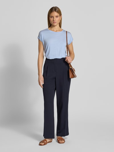 Modelka kobieca ma na sobie Relaxed Fit T-Shirt aus Lyocell-Mix Modell 'AVA' od Vero Moda, kolor melange, krótki rękaw z wywinięciem, dekolt łódka, widok całej sylwetki od przodu