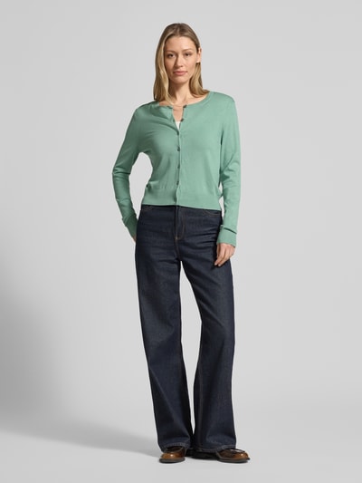 Frauenmodel trägt Regular Fit Cardigan aus Viskose-Mix von Christian Berg Woman in Mintgrün, Rundhalsausschnitt, Knopfleiste, Ganzkörperansicht von vorne.