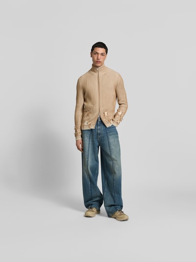 Männermodel trägt Wide Fit Jeans im 5-Pocket-Design von MM6 Maison Margiela, Reine Baumwolle, Ziernähte, Knopf-Reißverschluss, Ganzkörperansicht von vorne.