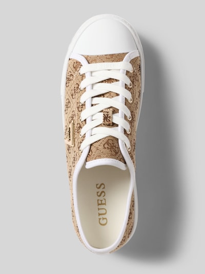 Produktfoto, Sneaker mit Allover-Logo-Print Modell 'Joe' von Guess, beżowe odcienie, biała gumowa podeszwa, nadruk z logo na całej powierzchni, krój zaokrąglony, wiązanie, profilowana podeszwa, wysokość obcasa w rozmiarze 40: 5 cm, wysokość cholewki w rozmiarze 40: 6 cm, szerokość w rozmiarze 40: 9 cm