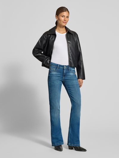 Frauenmodel trägt Bootcut-Jeans aus Baumwoll-Mix Modell 'AMELIE' von GANG, klassische blaue Waschung, glatte Textur, Ganzkörperansicht von vorne, Damen Bootcut-Jeans von GANG.