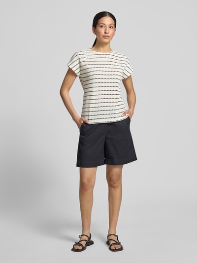 Frauenmodel trägt Damen T-Shirt mit Rundhalsausschnitt Modell 'SIV' von B.Young, Material-Mix mit Baumwoll-Anteil, Regular-Fit, Allover-Look, weiß mit schwarzen Linien, Rückenlänge bei Größe S: 60 cm, Ganzkörperansicht von vorne.