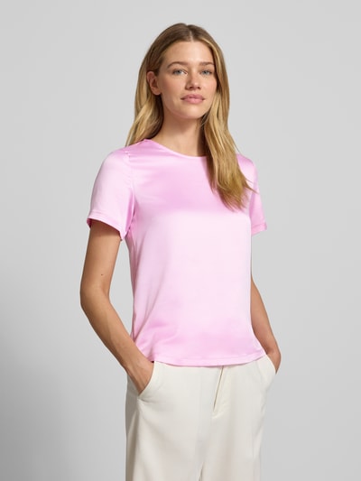 Vrouwenmodel draagt Regular Fit Bluse aus Satin van Christian Berg Woman Selection in lichtroze, ronde hals, korte mouw, gladde satijnstructuur, voorkant volledig zichtbaar, bovenlichaam close-up.