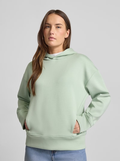 Vrouwenmodel draagt Regular Fit Hoodie uit viscosemix met steekzakken van Fynch-Hatton, lichtgroen, elastische boorden, Ganzkörperaanzicht van voren.