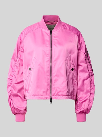Produktfoto, pinke Boxy Fit Jacke mit Zweiwege-Reißverschluss Modell 'JODY' von Beaumont Amsterdam, glänzende Oberfläche, Eingriffstaschen mit Druckknopfverschluss, Stehkragen, strukturierte Ärmel, kurze Rückenlänge, sichtbare Texturen.