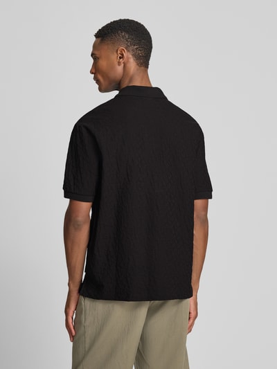 Mannenmodel draagt Regular Fit poloshirt met structuurpatroon van ARMANI EXCHANGE, puur katoen, knoopsluiting, ruglengte maat M 68 cm. Ganzkörperansicht Rückansicht.