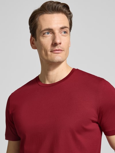 Męski model nosi T-Shirt mit Rundhalsausschnitt von Christian Berg Men, czysta bawełna, krój regular fit, kolor bordowy, zbliżenie na górę ciała