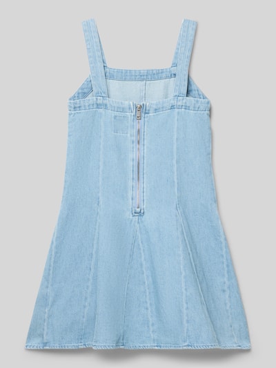 Produktfoto, ein ausgestelltes Jeanskleid aus reiner Baumwolle Modell 'GODET' von Levi’s® Kids, hellblauer Denim, breite Träger, U-Ausschnitt, Label Stitching, sichtbare Nähte, Reißverschluss vorne, knielang, strukturierte Oberfläche, unifarbene Optik.