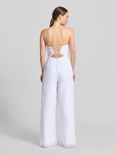 Frauenmodel trägt Jumpsuit mit Schnürung von Laona in Weiß mit Taillierter Passform, Herz-Ausschnitt, Ärmelloses-Design, Drapierungen, Reißverschluss auf der Rückseite, Rückenlänge 15 cm, Brustweite 29 cm, Gesamtlänge 134 cm, Innenbeinlänge 87 cm, Ganzkörperansicht Rückansicht.