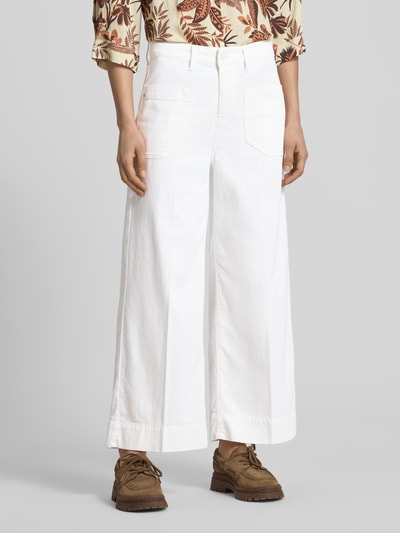 Kobiece model prezentuje Wide Leg Jeans mit aufgesetzten Taschen Modell 'MIRU' od Raffaello Rossi, biały bawełniano-lniany materiał, szerokie nogawki, długość 6/8, naszywane kieszenie, szerokość w rozmiarze 36: 41 cm, długość nogawki wewnętrznej w rozmiarze 36: 65 cm; zbliżenie na dolną część sylwetki, widok z przodu