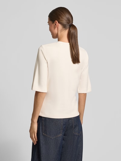 Modelka kobieca nosi Regular Fit Sweatshirt mit Ziernähten od Christian Berg Woman, elastyczna mieszanka materiałów z modalu, ozdobne szwy, okrągły dekolt, rękaw o dł. 1/2, widok całej sylwetki z tyłu.