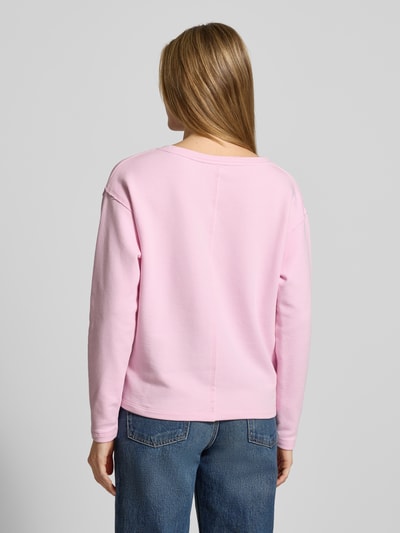 Vrouwenmodel draagt Relaxed Fit sweatshirt uit katoenmix van s.Oliver RED LABEL, look effen, lange mouw, ronde hals, katoenmix. Ganzkörperansicht Rückansicht.