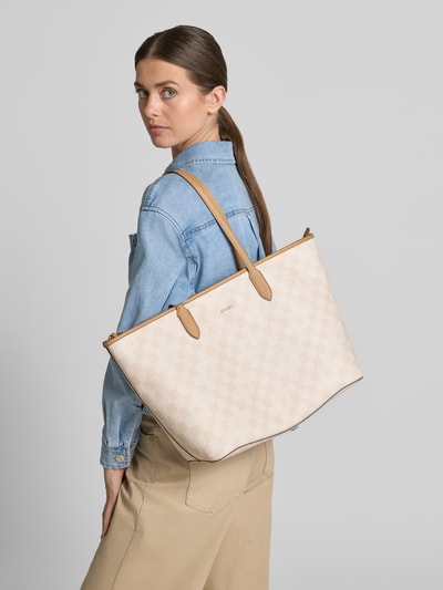 Frauenmodel trägt Shopper mit herausnehmbarer Innentasche Modell 'Lara' von JOOP! in Beige mit schmalen Trageriemen, Logo-Applikation, Ganzkörperansicht Rückansicht. Breite 48 cm, Länge 30 cm, Tiefe 17 cm, Schulterriemen 57 cm, Hauptfach mit Reißverschluss.