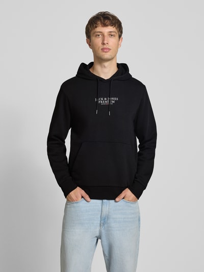 Männermodel trägt Hoodie mit Label-Print Modell 'JPRBLUARCHIE' von JACK & JONES in Schwarz, Baumwoll-Mix, Ganzkörperansicht von vorne.