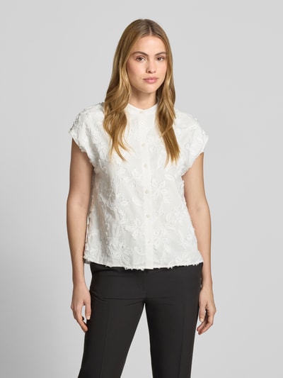 Frauenmodel trägt Relaxed Fit Blusentop mit Baumwoll-Anteil von s.Oliver BLACK LABEL, Optik: Unifarben, Rundhals, Stickerei, Ärmelform: Ohne, Ganzkörperansicht von vorne.
