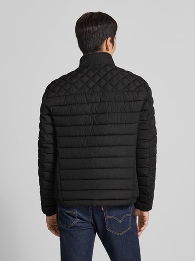 Männermodel trägt schwarze Slim Fit Steppjacke mit gefüttertem Kragen von Christian Berg Men, Rückansicht, strukturierte Oberfläche.
