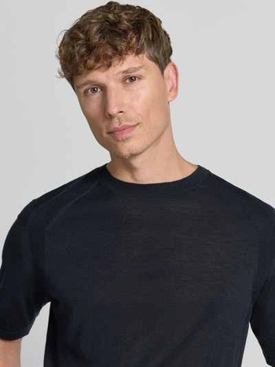 Männermodel trägt T-Shirt aus Lyocell-Mix mit Rundhalsausschnitt von Emporio Armani, Strukturmuster an den Schultern, dunkelblau, Nahaufnahme Oberkörper