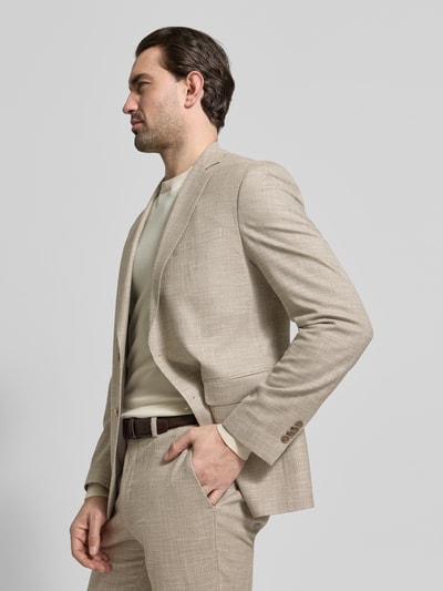 Männermodel trägt Regular Fit Anzug aus Viskose-Mix Modell 'Dalotti' von CINQUE in Beige, dezente Struktur, Ganzkörperansicht von vorne.