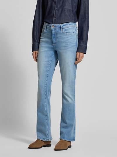 Vrouwenmodel draagt Bootcut Jeans uit katoenmix van s.Oliver RED LABEL in effen lichtblauw denim, 5-pocket, mid waist, label patch, knoopsluiting, volledig lichaam vooraanzicht.