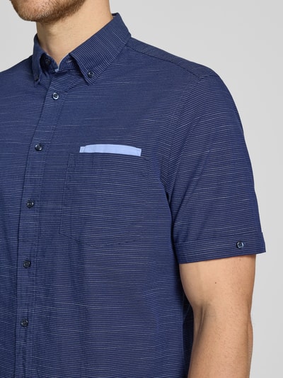 Mannelijk model draagt Regular Fit vrijetijdsoverhemd met button-downkraag van Christian Berg Men, puur katoen, borstzak, Nahaufnahme Oberkörper.