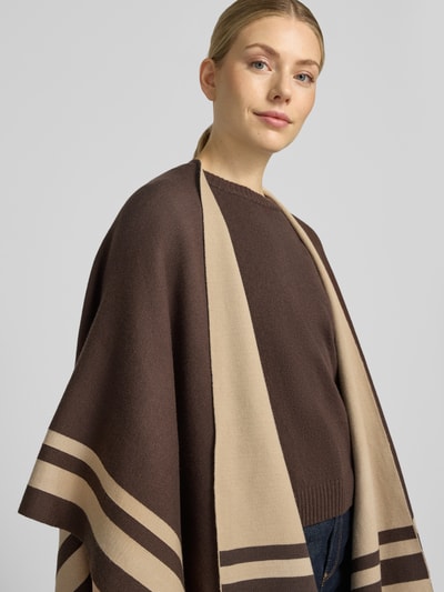 Modelka kobieca nosi Poncho aus Viskose-Mix mit Kontraststreifen od COMMA, brązowy z beżowymi pasami, miękka tekstura, długość tyłu 67 cm, widok z przodu, zbliżenie na górną część ciała.