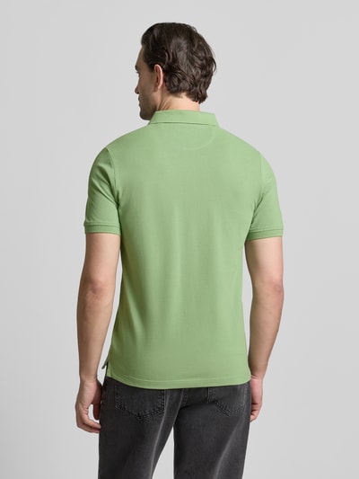Mannelijk model draagt Regular Fit Poloshirt uit pure katoen van s.Oliver RED LABEL, uni look, piqué textuur, hele lichaam achterkant.