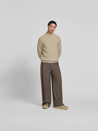 Männermodel trägt Relaxed Fit Pullover in Strick-Optik von Forét aus elastischem Baumwoll-Mix in Bouclé-Optik, Rundhalsausschnitt, beige, Rückenlänge bei Größe M 66 cm, Ganzkörperansicht von vorne.