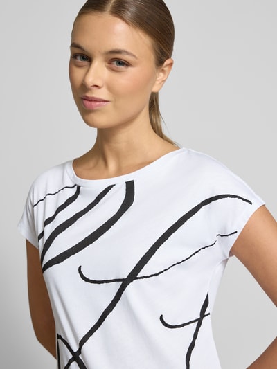 Frauenmodel trägt Slim Fit T-Shirt mit Allover-Print Modell 'Grieta' von Lauren Ralph Lauren aus Baumwoll-Mix, Nahaufnahme Oberkörper.