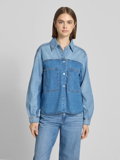 Frauenmodel trägt Relaxed Fit Jeansbluse aus Baumwoll-Ananas-Mix von Marc O'Polo Denim in heller und mittlerer Denimoptik, große Brusttaschen, Knopfleiste, Struktur aus Twill, Ganzkörperansicht von vorne.