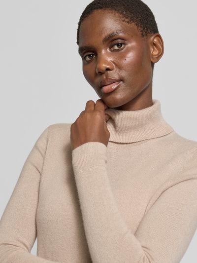 Frauenmodel trägt Regular Fit Rollkragenpullover aus reinem Kaschmir von Christian Berg Woman, beige, langärmlig, gerippte Abschlüsse, Nahaufnahme Oberkörper.