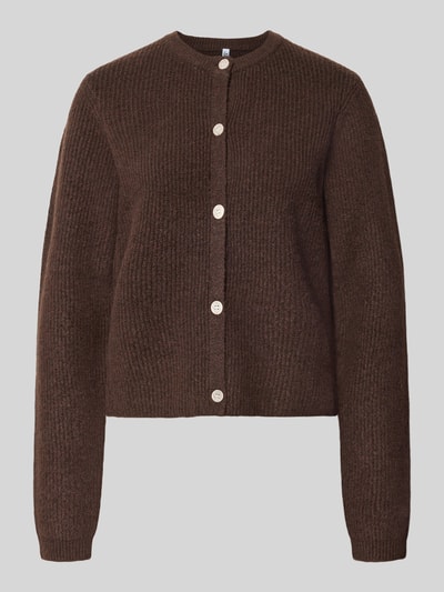 Produktfoto, braune Strickjacke mit Woll-Anteil Modell 'SILLY' von PIECES, Damen Strickjacke, strukturierte Oberfläche, Knopfleiste, vor grauem Hintergrund