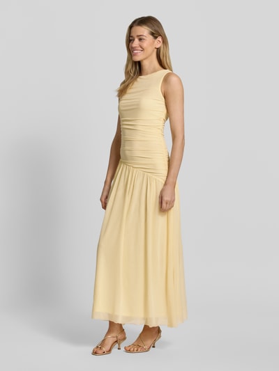Frauenmodel trägt Abendkleid mit Raffungen Modell 'Cludine' von Neo Noir in Hellgelb, aus Material-Mix mit Stretch-Anteil, Maxikleid, U-Boot-Ausschnitt, Körpernaher-Schnitt, Ganzkörperansicht von vorne. Kontext: Rückenlänge bei Größe 36: 136 cm, Brustweite: 43 cm.