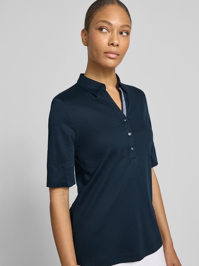 Frauenmodel trägt Bluse mit 1/2-Arm und kurzer Knopfleiste von ETERNA in Dunkelblau, reine Baumwolle, Straight Fit, Nahaufnahme Oberkörper.