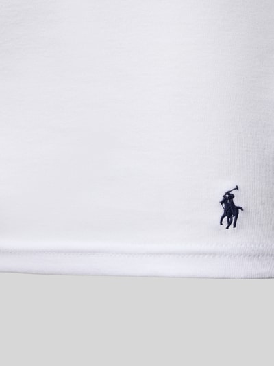 Produktfoto, weißes Slim Fit Unterhemd aus reiner Baumwolle von Polo Ralph Lauren Underwear, glatte Textur, dunkelblaues Logo.