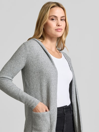 Frauenmodel trägt Regular Fit Cardigan mit Kapuze Modell 'DOFFY' von VERO MODA in Hellgrau, glatte Textur, Nahaufnahme Oberkörper.