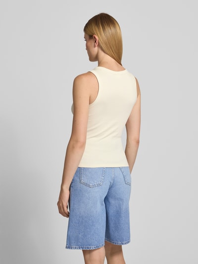 Frauenmodel trägt Tanktop mit Knopfleiste von Jake*s Casual in Creme, Baumwoll-Elasthan-Mix, Slim-Fit, Ripp-Optik, Rückenlänge 53 cm, Ganzkörperansicht Rückansicht.