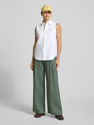 Vrouwenmodel draagt Regular Fit Blusentop aus reiner Baumwolle van Polo Ralph Lauren, look: effen, regular fit, overhemdkraag, logo-applicatie, details: achterpas, mouwvorm: zonder mouwen, rompzoom: afgerond, materiaal: puur katoen. Ganzkörperansicht van voren.