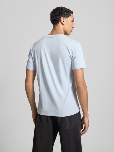 Männermodel trägt Regular Fit T-Shirt mit Logo-Detail von Replay aus reiner Baumwolle, hellblau, Rundhalsausschnitt, Rückenlänge 67 cm, Ganzkörperansicht Rückansicht.