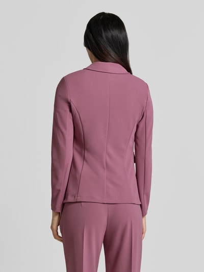 Vrouwenmodel draagt Blazer met Reverskraag van Rinascimento in lila, elastische materiaalmix, getailleerd, klepzakken, knoopsluiting, ruglengte maat S 63 cm, Ganzkörperansicht Rückansicht.
