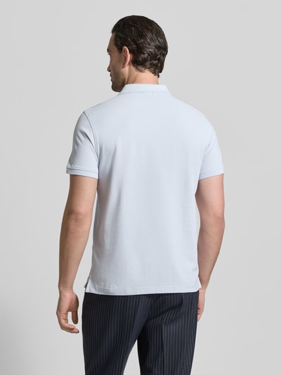 Männermodel trägt Slim Fit Poloshirt mit Logo-Stitching von MCNEAL in Hellblau, reine Baumwolle, Polokragen, Ganzkörperansicht Rückansicht.