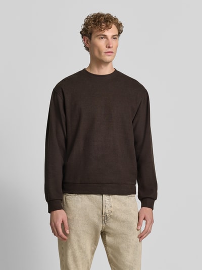 Mannelijk model draagt pullover met ronde hals Model 'KARIO' van DRYKORN, materiaalmix met katoen, los model, elastische boordjes, ruglengte maat M 70 cm, mouwlengte 64 cm, voorkant, Ganzkörperansicht van voren.