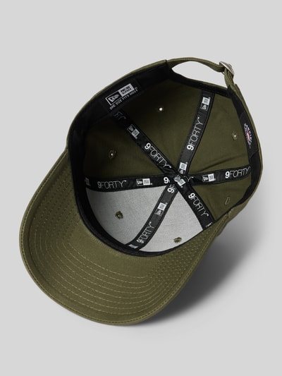 Produktfoto, Base Cap mit Motiv-Stitching von New Era in Olivgrün, reine Baumwolle, gebogener Schirm, sichtbares Logo-Stitching, strukturierte Oberfläche