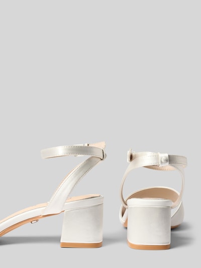 Produktfoto, Sandalette mit Blockabsatz Modell 'BEATE' von Buffalo in weißem Satin, Riemen mit Dornschließe, Absatzhöhe 6 cm, Schaftweite 7 cm, Damen Sandalette