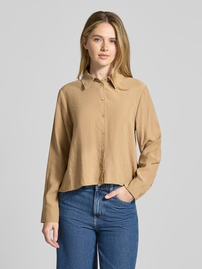 Männermodel trägt Relaxed Fit Bluse aus Modal-Mix Modell 'Flowy' von OPUS, beżowy, długi rękaw, kołnierzyk, guziki, modal, przód, całe ciało